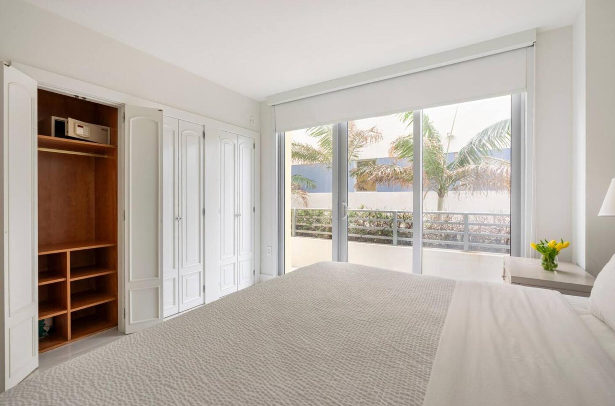 Beachfront Bentley Hotel One Bedroom Suite With Balcony And Beach Access Miami Beach Exterior photo